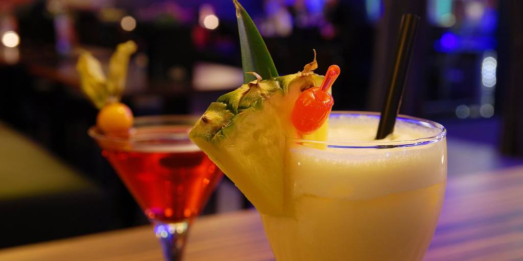 Mastering Cocktail Garnishing Techniques: Elevate Your Drinks